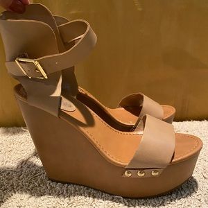 Breckelle’s nude platform wedges size 7.5